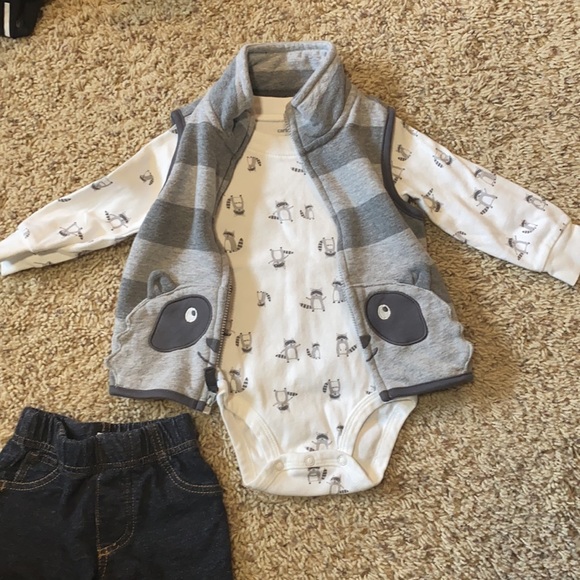 BNWOT/LIKE NEW 3-piece baby boy Carter’s raccoon vest/bodysuit/pants set 12M - Picture 3 of 5